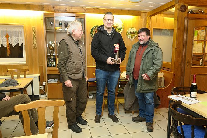 Pokalgewinner Daniel mit den Organisatoren Karl-Heinz Witt und Norbert Remorz mit dem Pokalgewinner 2022 Daniel Deseniß