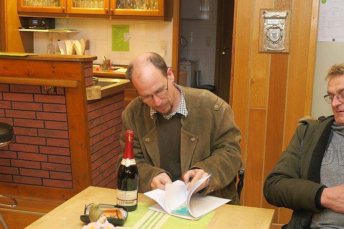 Stefan Grotha sucht nach einem schönen Weihnachtsgedicht