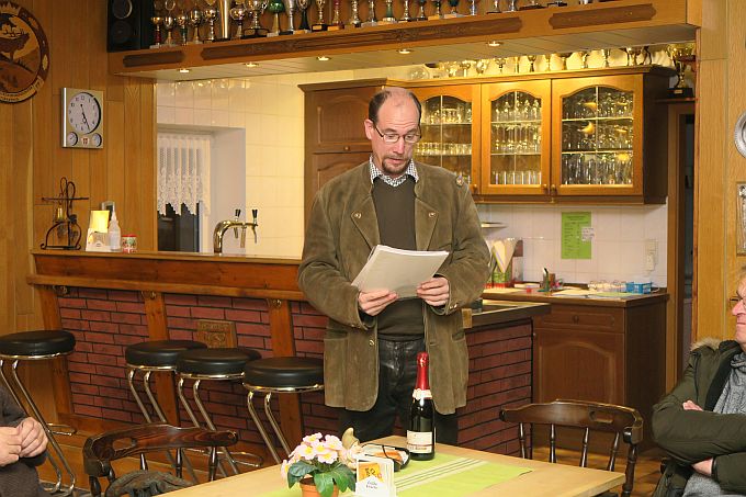 Der Vortag eines Weihnachtsgedichtes Wü trägt Stefan das ausgesuchte Gedicht vor.
