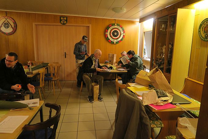 Die Bescherung Dann werden die Tüten mit den Spenden verteilt -natürlich zufällig!