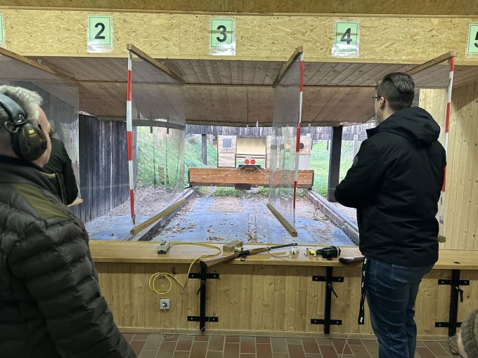 2 Glücksscheiben und 2 orange-farbene Fallscheiben rollen zum Kugelfang