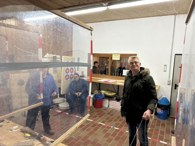 Warten auf den Beginn Guido zieht am Band um die Fallscheibe aufzustellen...
