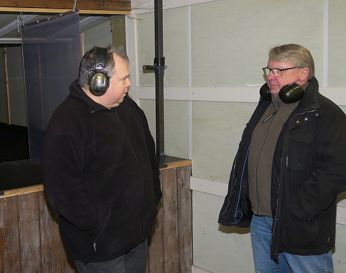 Fachsimpeln vor dem Schiessen Fachsimpeln vor dem Schiessen