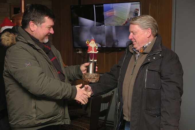 Reinhard Nawrodt ist der JE-Pokalgewinner 2023 Reinhard Nawrodt bekommt den Pokal von Norbert Remiorz
