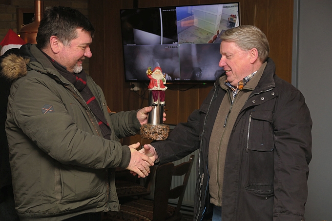 Reinhard Nawrodt bekommt den Pokal von Norbert Remiorz