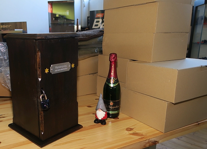 Die Pokale und Überraschungsboxen stehen bereit Die Pokale und Überraschungsboxen stehen bereit