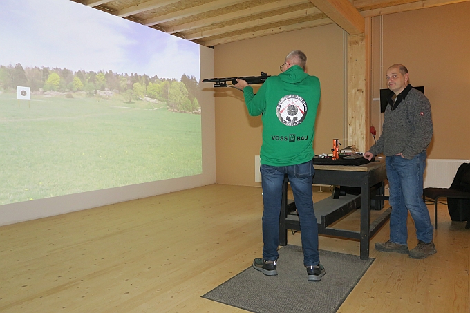 Guido beim Einschießen und Kalibrieren der Waffe Guido beim Einschießen und Kalibrieren der Waffe