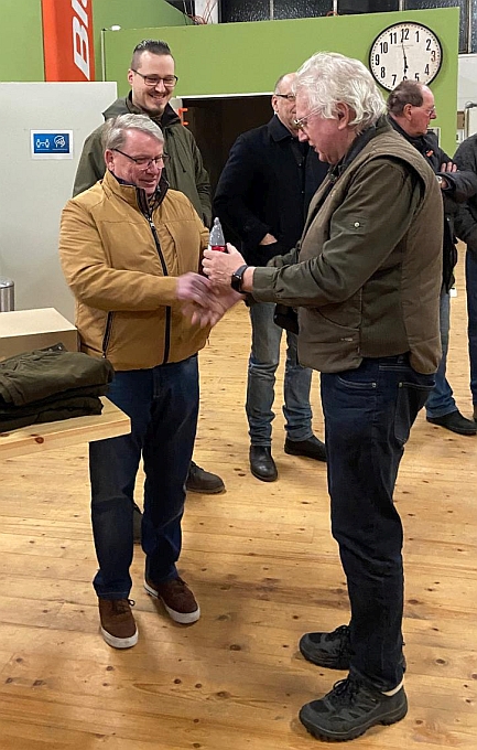 Reinhard erhält einen Ablösepokal von Karl-Heinz Reinhard erhält einen Ablösepokal von Karl-Heinz