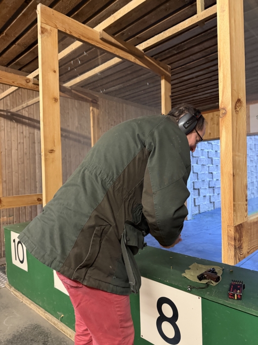 Als letzter Sch&uuml;tze l&auml;dt Heiner die Waffe