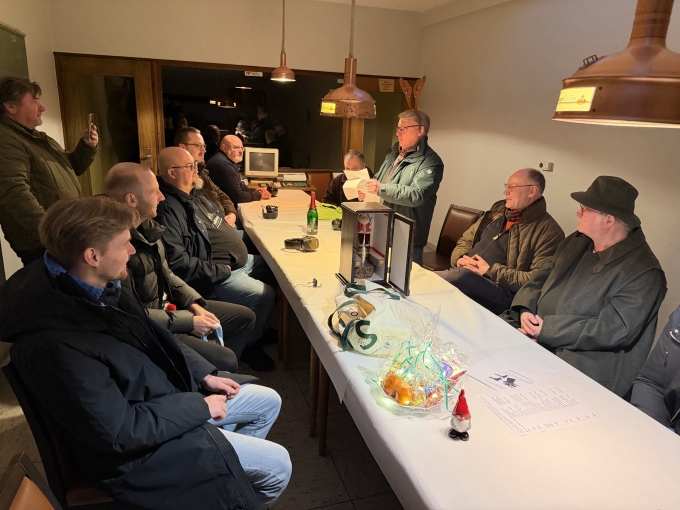 Reinhard konnte sich eine Flasche Sekt beim Stechen erk&auml;mpfen...