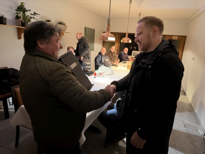 Norbert &uuml;berreicht den Jahresendpokal an den Gewinner Kevin Binder