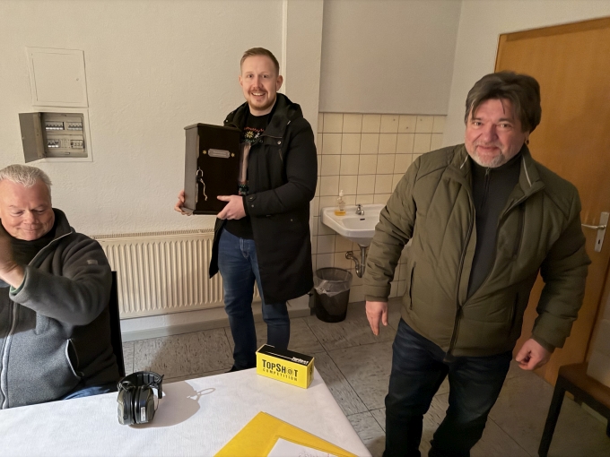 Der Pokal ist in der Transportbox gut beh&uuml;tet